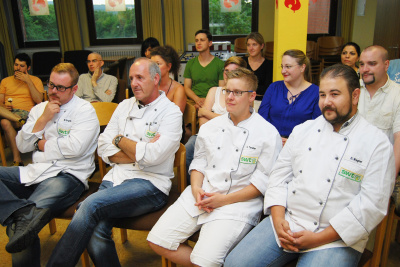 Freude bei den geehrten Köchen der Mensa-Tarforst