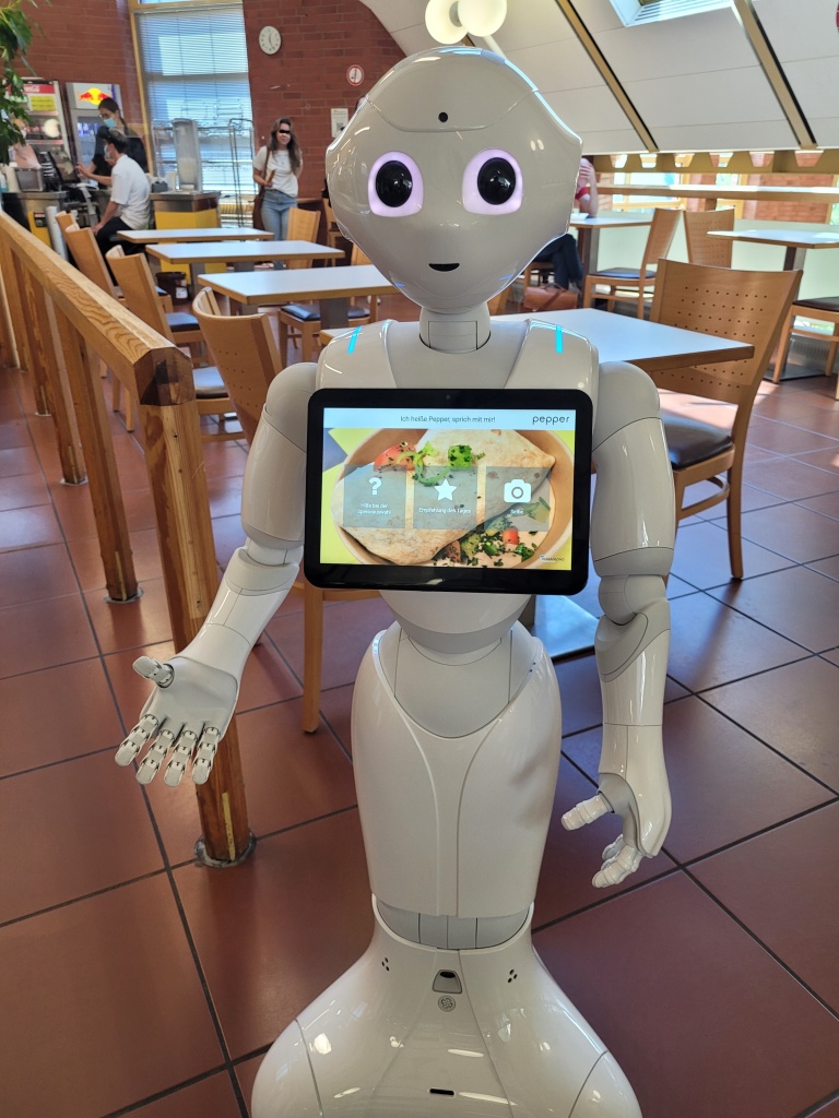Bild: "Pepper" in der Mensa Tarforst